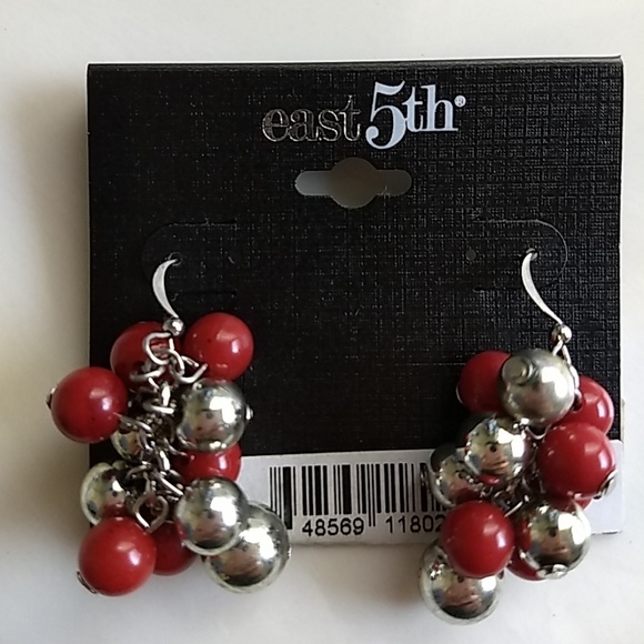 Set of Matching Red Earrings & necklace - Picture 7 of 7